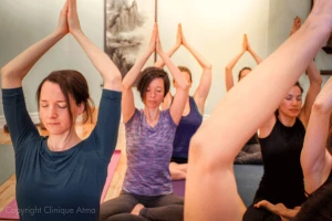 Les cours de yoga et yoga prénatal de la Clinique Atma